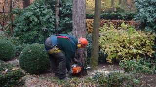 opstellen van een kraan, op de oprit leggen wij stalen oprijplaten om geen schade te maken aan de oprit hoveniersbedrijf